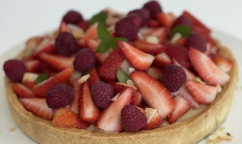 los-platos-deben-tener-alimentos-vivos-hojas-verduras-frutas-la-tarta-frutillas-es-uno-los-platos-que-cumplen-esta-regla