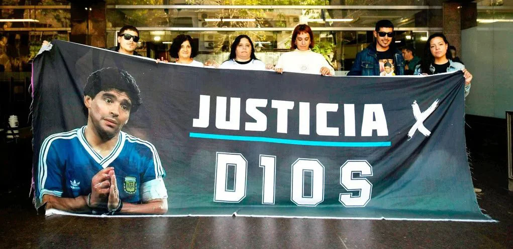 fanaticos-maradona-reclamando-justicia-el-astro