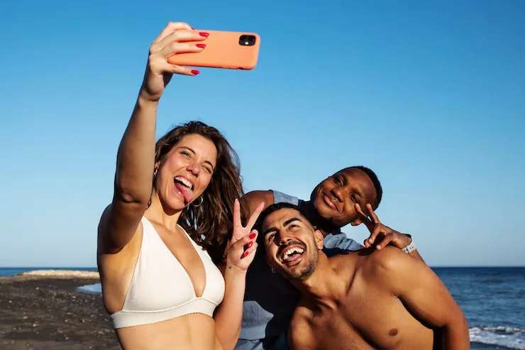 gente-sonriente-tiro-medio-tomando-selfie_23-2149480694