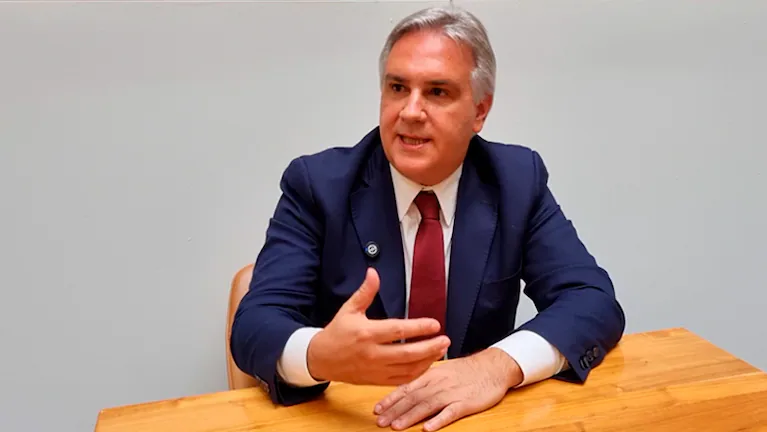 el-gobernador-llaryora-mano-a-mano-con-el-doce-en-estados-unidos-LXI4EGH6PFBYHNUFHAOKKYRVXQ