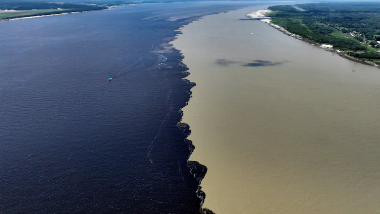 la-confluencia-del-rio-negro-y-el-rio-solimoes-cerca-de-manaos-en-el-amazonas-foto-reuters-YGASXOZRGBHVTDLLSGKRGS7NRY